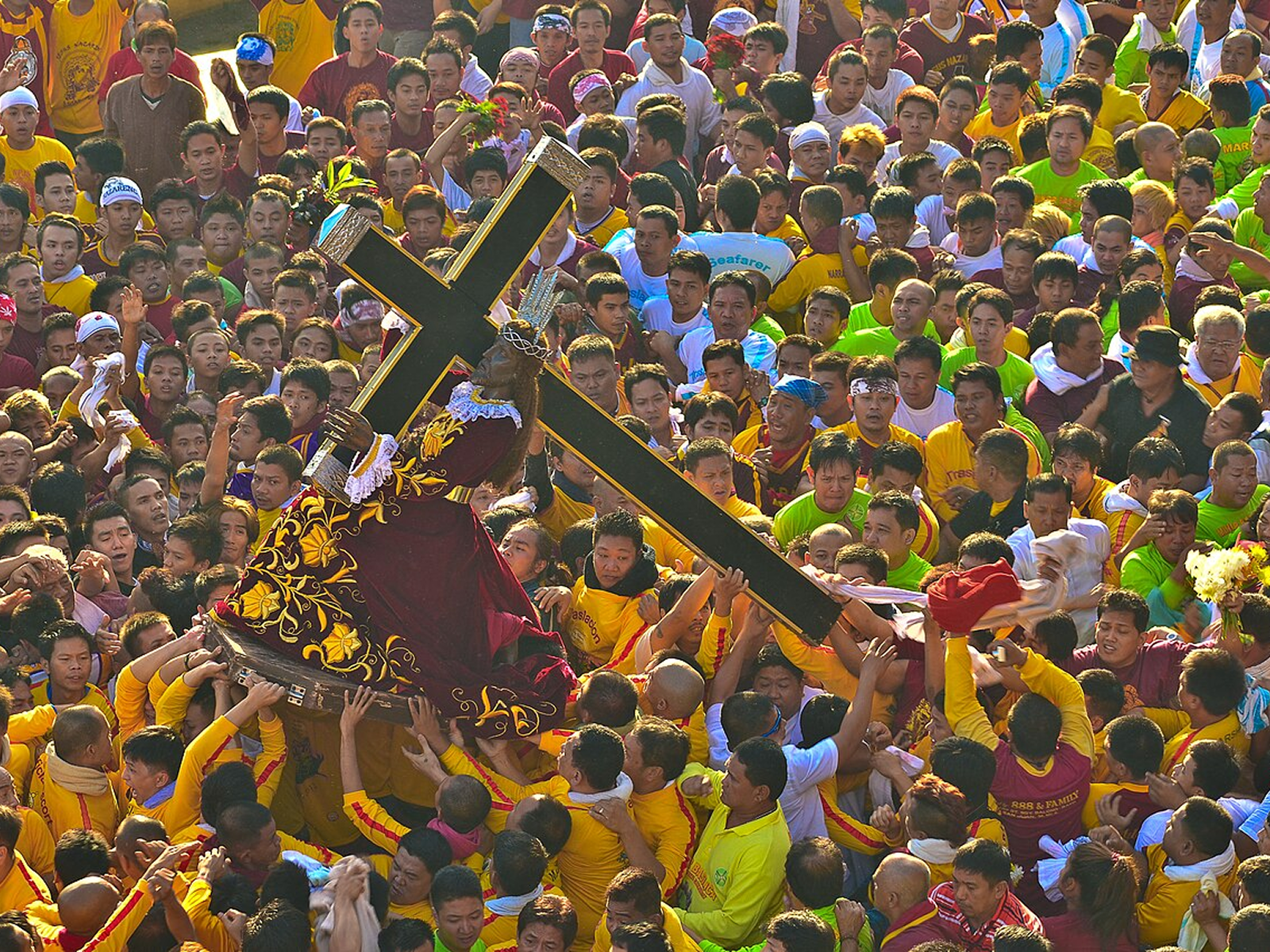 Barefoot devotees packed around Quiapo Church before dawn
