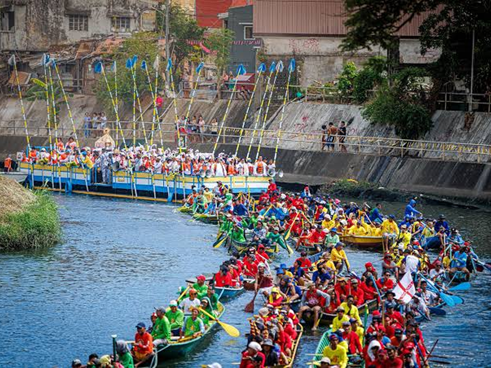 Boats lining the river during the fluvial procession