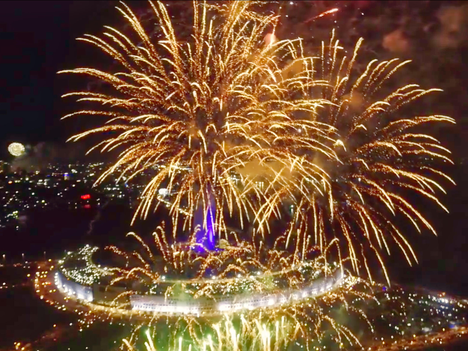 Fireworks over Fuente Osmeña closing the night